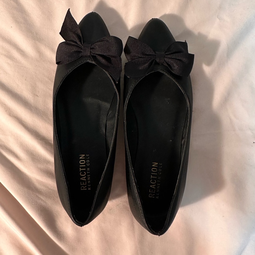 KENNETH COLE BLACK BALLET FLATS.